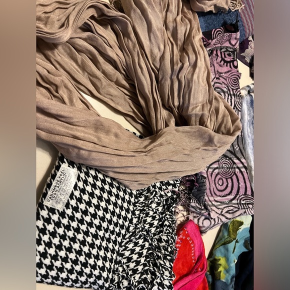 1️⃣3️⃣Lot of 13 Random Scarves—Varying Colors/Sizes/Brands/Materials/Conditions - Picture 3 of 10